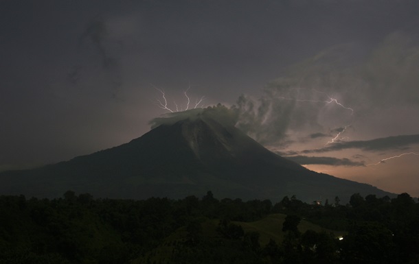 В Индонезии около тысячи человек покинули дома из-за извержения вулкана Синабунг