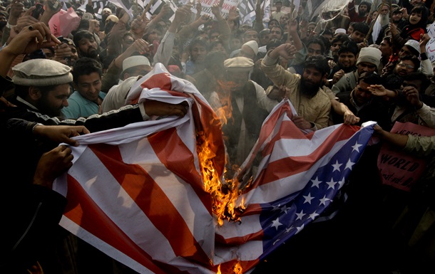 В ходе антиамериканской демонстрации в Иране сожгли флаг США