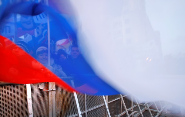 В Грузии члены бывшей правящей партии Саакашвили сожгли российский флаг