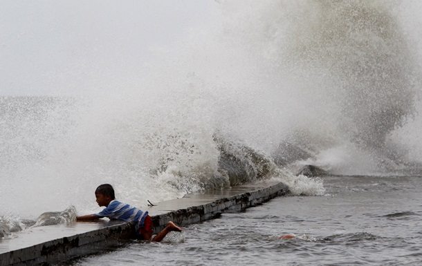 На Филиппинах эвакуируют людей перед мощным тайфуном