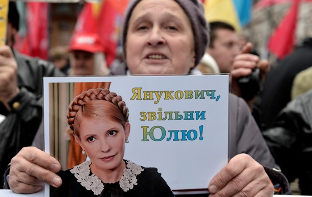 
 Юле - волю! Украину в Евросоюз!  - скандируют участники марша оппозиции у стен Верховной Рады.
