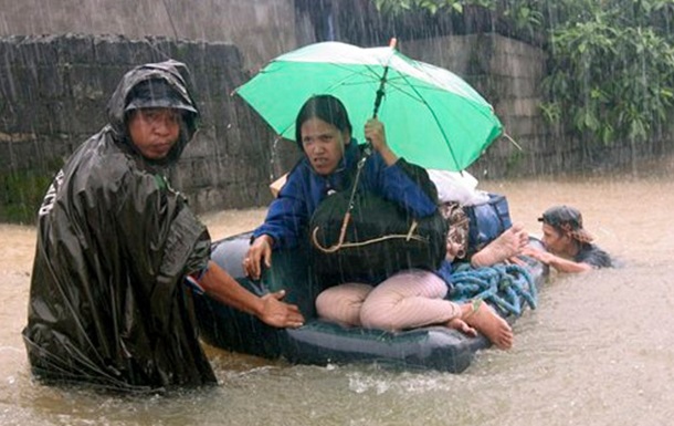 Жертвами мощнейшего тайфуна Хайян стали уже три человека