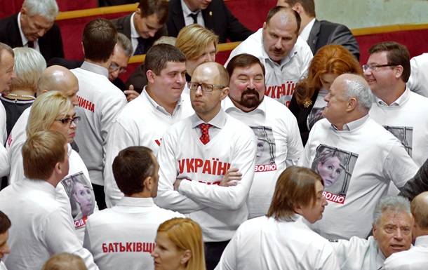 Опозиція наполягає на позачерговому засіданні для вирішення питання Тимошенко у вівторок