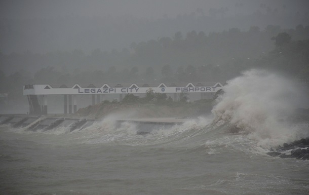 Супертайфун на Філіппінах: аеропорти закриті, на пляжі обрушилися шестиметрові хвилі