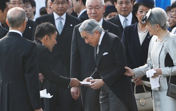 В Японии депутата наказали за переданное императору письмо