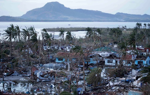 Количество жертв тайфуна на Филиппинах возросло до 10 тысяч человек