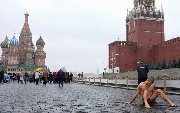 Художника, прибившего свои половые органы гвоздем к брусчатке на Красной площади, освободили