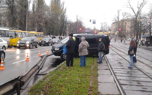 Новости Киева - ДТП - трамвай - движение - В Киеве на Фрунзе произошло два ДТП, движение трамваев приостановлено