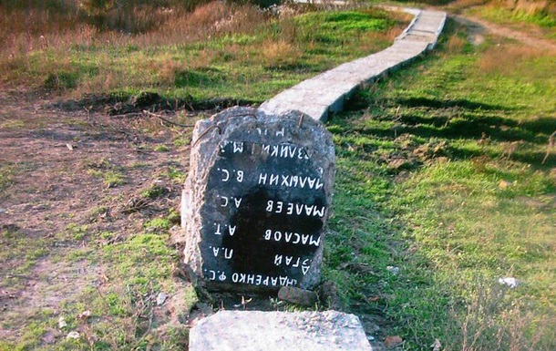 У Миколаївській області меморіальні плити братської могили використали для облаштування пішохідної доріжки