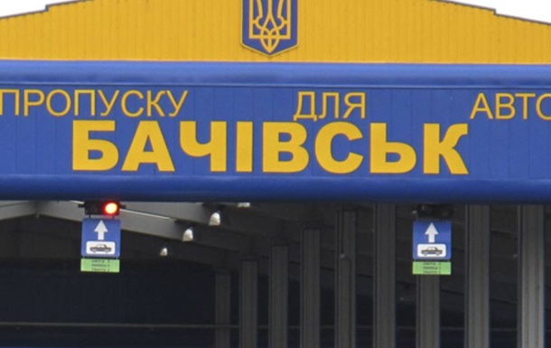 Украинские спасатели в связи с затором на границе с Россией оборудовали пункт обогрева 