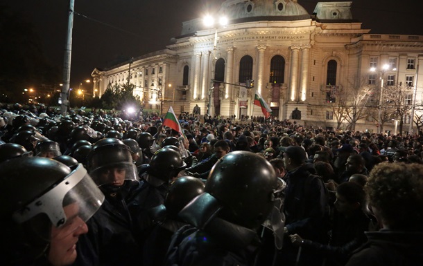 В Болгарії мирний студентський мітинг переріс у конфлікт з поліцією. Затримано 12 осіб