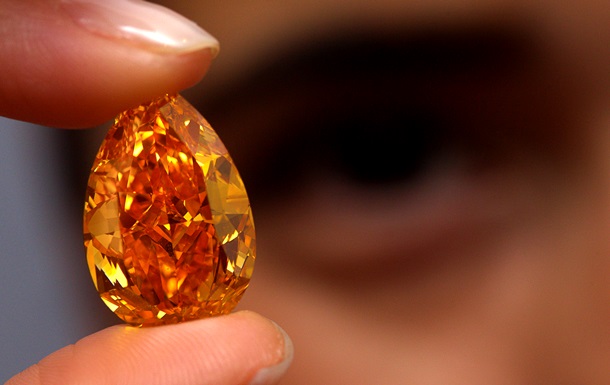 На аукционе в Женеве за рекордную суму продан редчайший оранжевый бриллиант