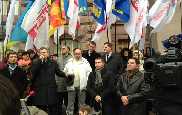 Киевсовет начал работу на фоне немногочисленной акции протеста