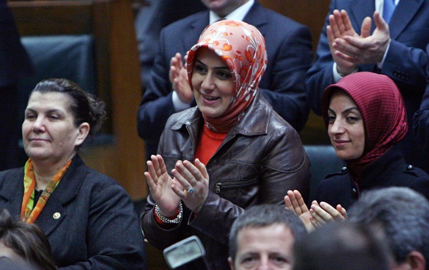 У Туреччині жінкам-депутатам дозволили засідати в парламенті в брюках