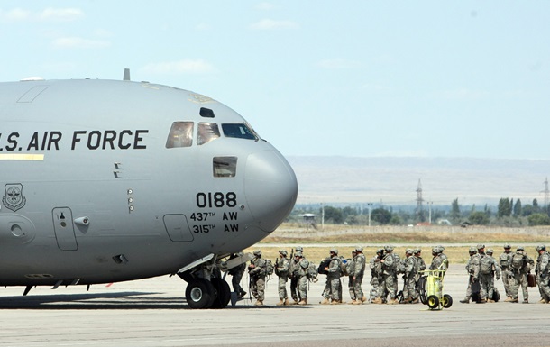 Кыргызстан вручил США ноту с уведомлением о расторжении договора об американской военной базе