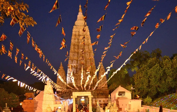Для украшения знаменитого храма Махабодхи в Индии король Таиланда пожертвовал 100 кг золота