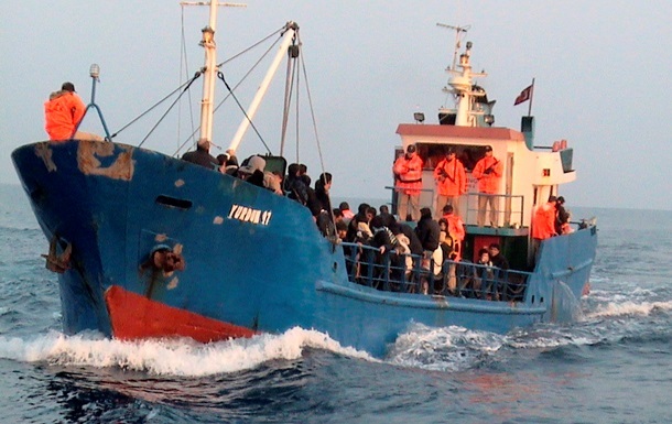 Біля берегів Греції перекинулося судно з нелегальними мігрантами