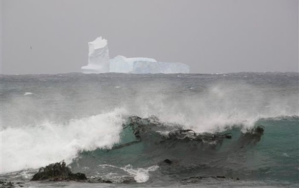 Отколовшийся в Антарктике айсберг может представлять угрозу для судов - ученые
