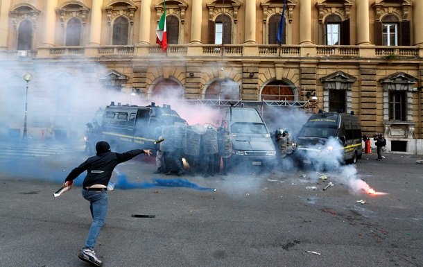 Пока итальянские депутаты принимают бюджет, протестующие студенты атакуют полицию