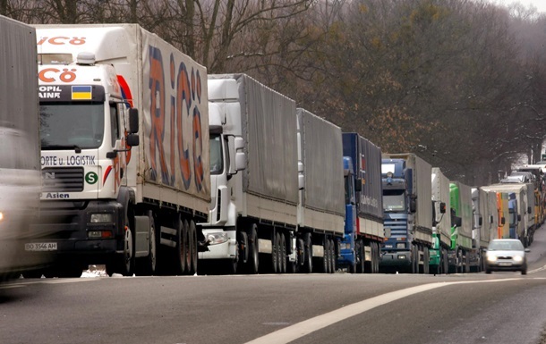 СМИ: На украинско-белорусской границе уже пятые сутки стоят более 100 грузовиков