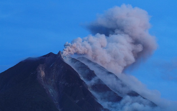 В Индонезии отменены авиарейсы из-за извержения двух вулканов