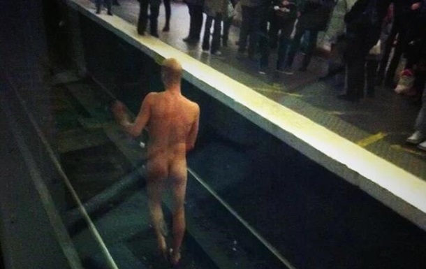 У паризькому метро голий чоловік заблокував рух поїздів