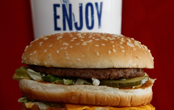 В США экс-работника McDonald s посадили в тюрьму за плевок в гамбургер полицейского
