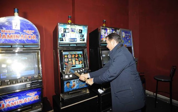 Олег Ляшко розгромив залу гральних автоматів у Чернігові