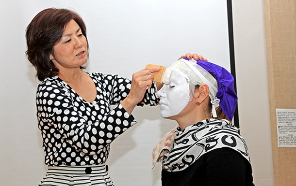 Японцы обучали черниговчан искусству макияжа и икебаны