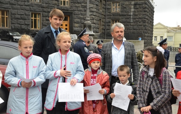 За підтримки депутатів-свободівців школярі філії ЗОШ № 12 мітингували у Києві