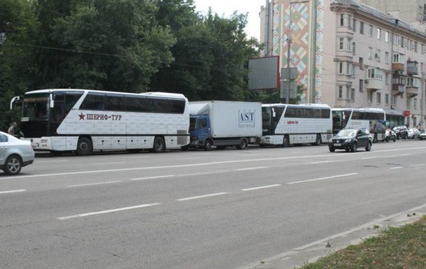 Донецькі автобуси паркують та миють в центрі Києва