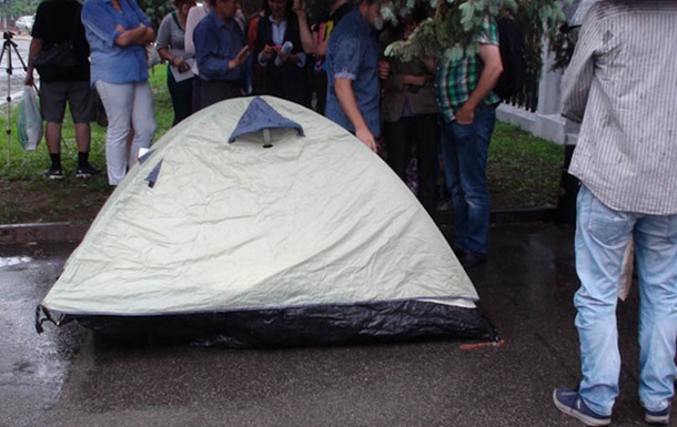 Журналисты разбили палатку у МВД и выдвинули требования (ВИДЕО)