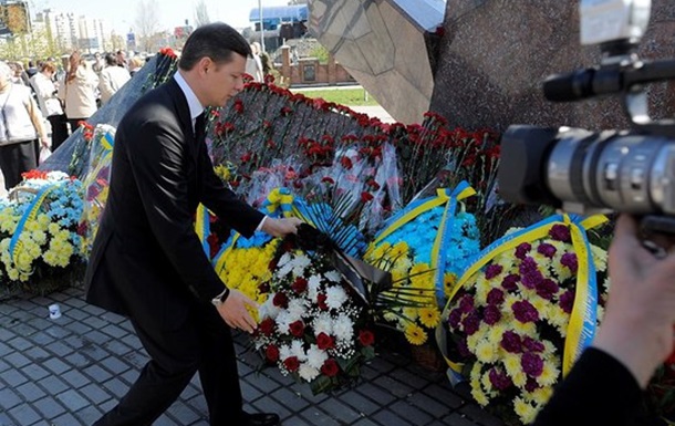 Квіти шани і мертивим, і живим, і ненародженим жертвам Чорнобиля...