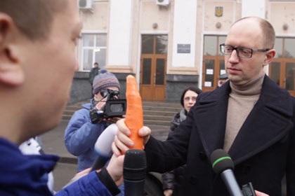 Морковка и фаллоимитатор как символы партии Арсения Яценюка