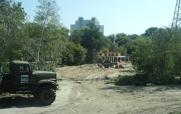 У прибережних кущах знайшли незаконне будівництво