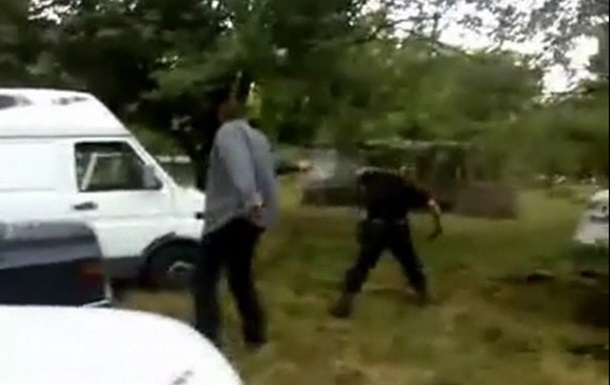 Комментарий к  видео схватки щуплых милиционеров с двухметровыми пьяницами