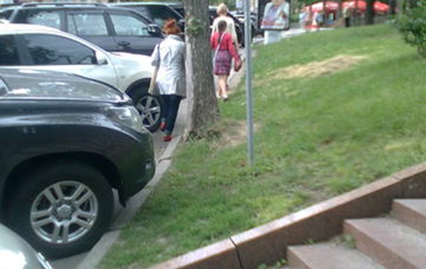 Парковка в Киеве: пешеходы становятся скалолазами и паркуристами...