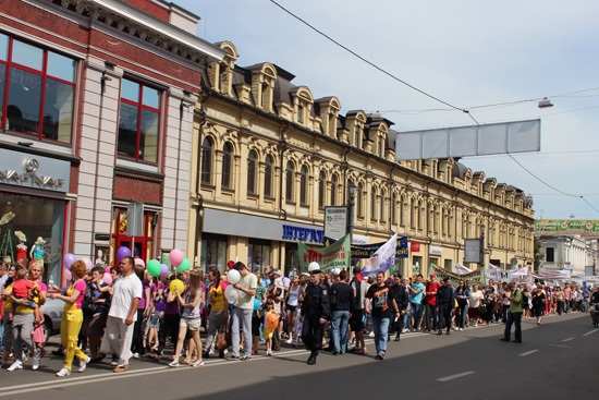 Большие семьи, дети, женихи и невесты – вместо гей-парада в Киеве.