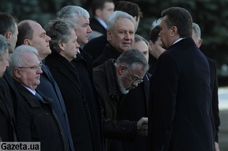  Табачник вклонився Януковичу ледь не до пояса .  Блевать хочется.