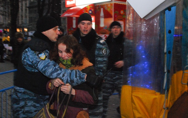 За катання на каруселі в Києві затримали п’ятьох громадян