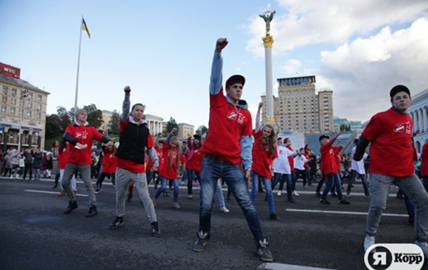 Более 200 детей разного возраста выстроились в слово  ДЯКУЮ  на Майдане Независимости во время танцевального флеш-моба ко Дню учителя