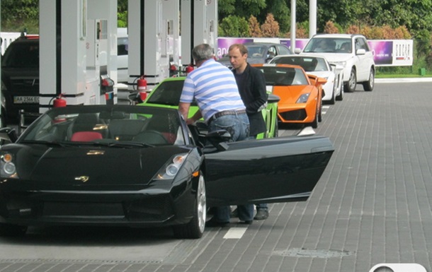 Четыре шикарных Lamborghini на одной заправке в Киеве
