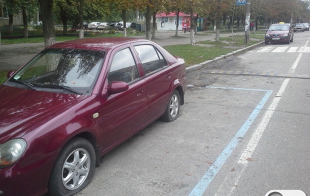 В Киеве на Лесном неизвестные пробили колеса сотни автомобилей
