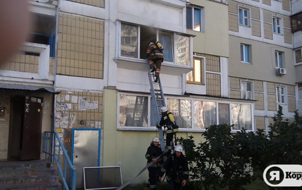 В киевской многоэтажке загорелась квартира