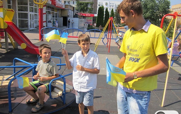 На день Державного Прапора України черкаські молодорухівці роздавали прапори