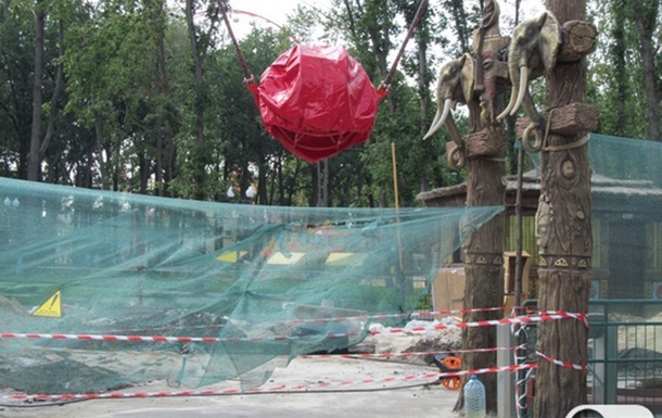 Монтаж огромной катапульты высотой 45 метров в Харькове