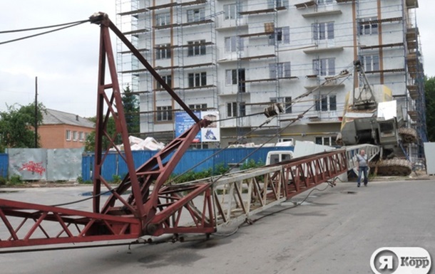 В центре Ровно упал строительный кран