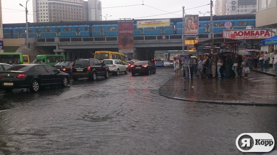 Киев после дождя. Час пик на Левобережной