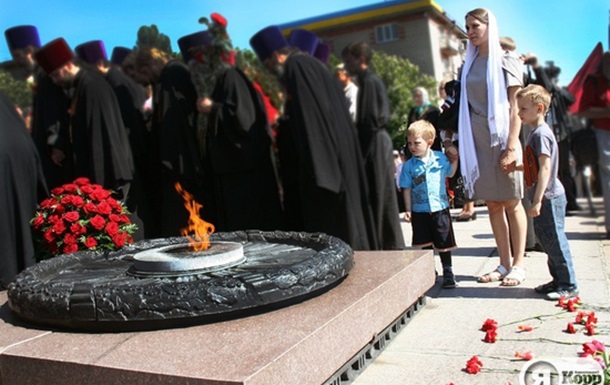 Торжественное возложение цветов к монументу Вечная Слава в Днепропетровске