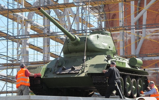 Установка танка Т-34 на пьедестал в Харькове
